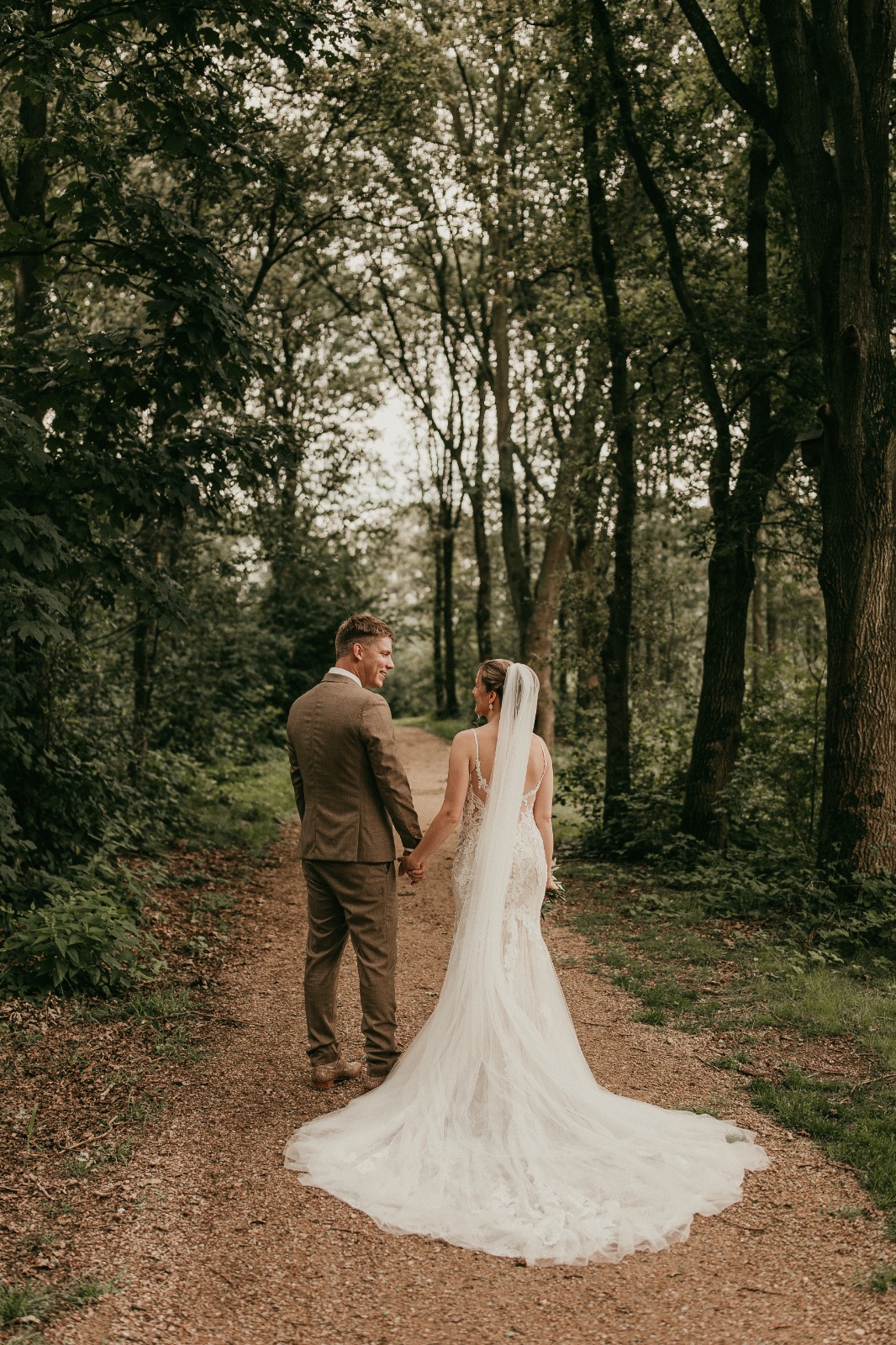 lindsay in haar trouwjurk met haar man